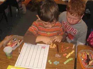 老师把同桌安排一个差生怎么办,我家孩子被老师开除了怎么办