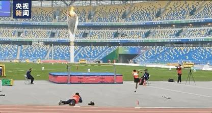 足球场上单腿飞奔射门的他,足球场上超精彩射门瞬间