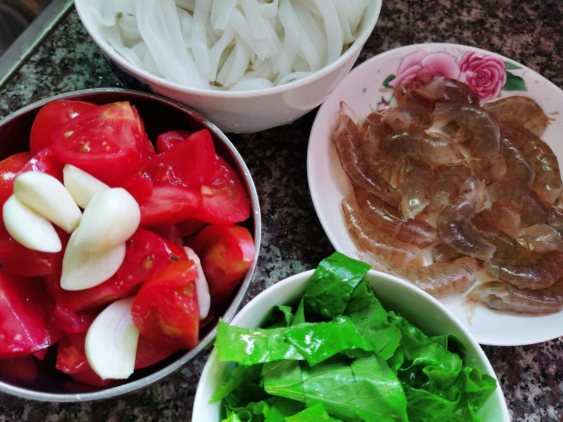 青菜西红柿粉条汤的做法,粉条西红柿汤的家常做法