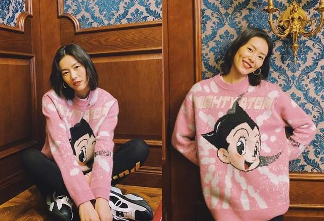 刘雯穿长筒袜的样子,刘雯绑带羽绒服