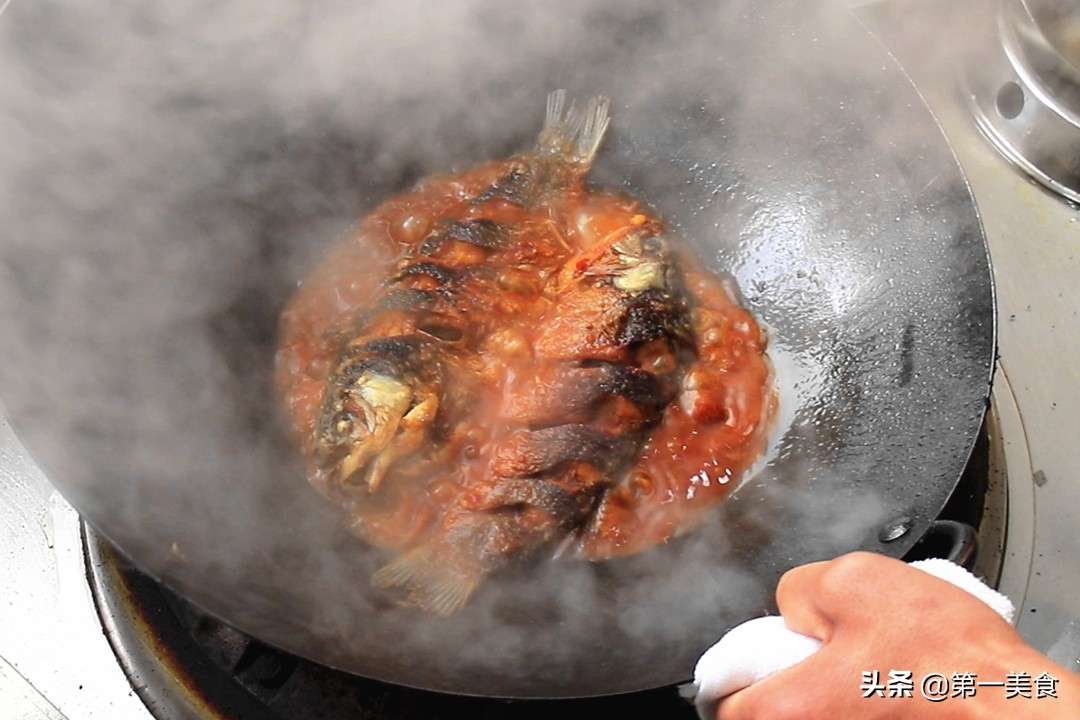 煎鱼不能翻太快,油锅煎鱼的正确方法