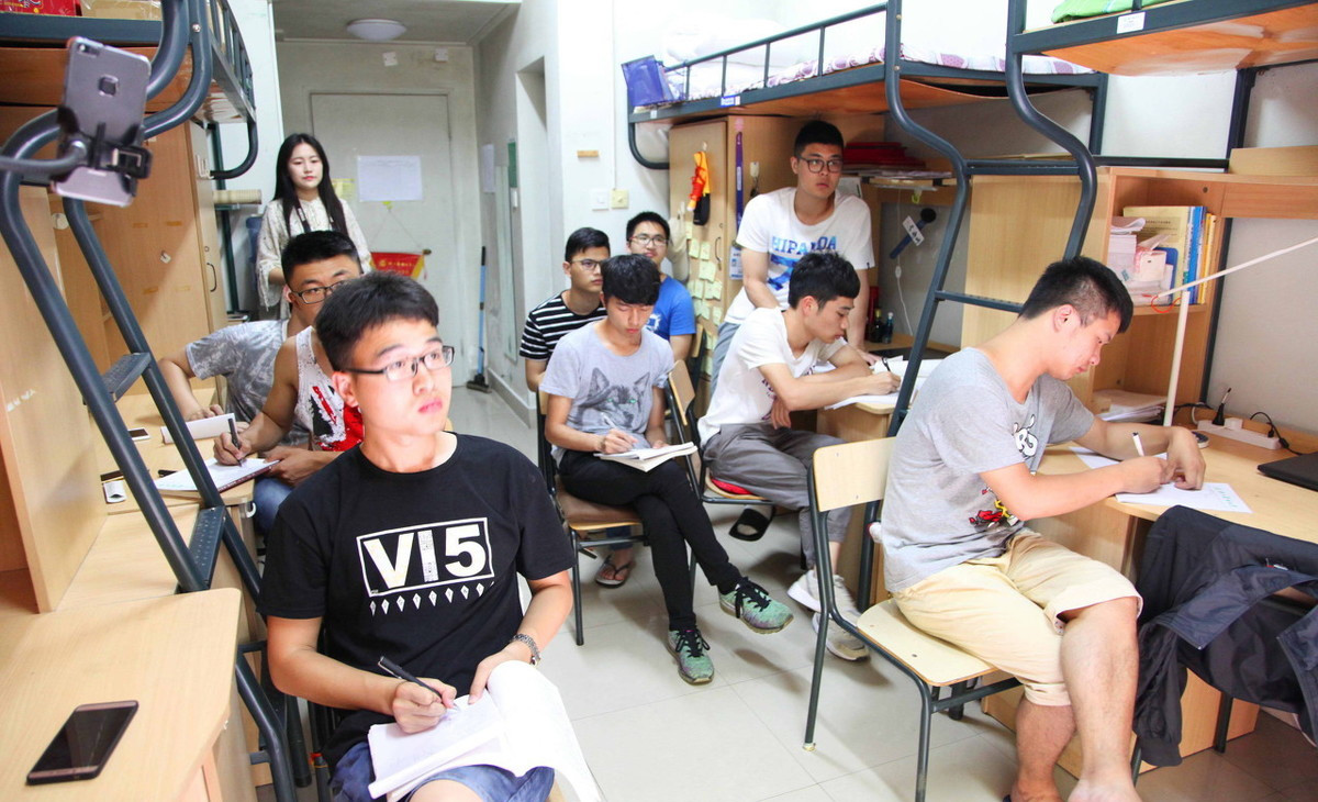 大学宿舍室友之间的氛围,大学宿舍怎么和自私的舍友相处