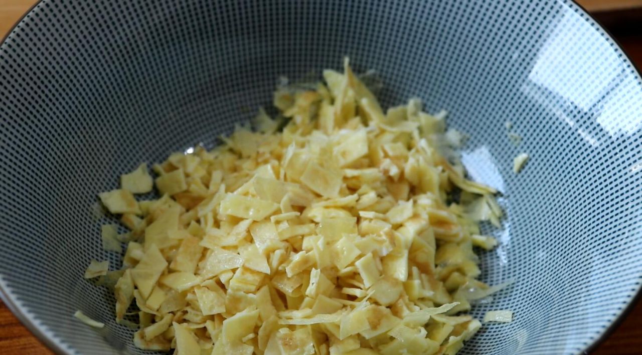 松软韭菜鸡蛋饼的做法,特色韭菜鸡蛋饼的做法