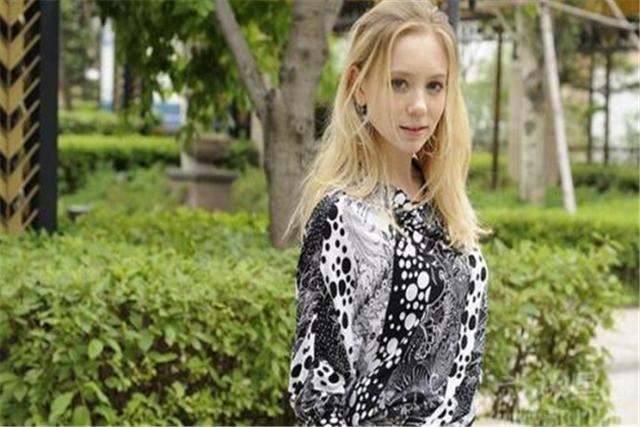 俄罗斯人第一次来中国，对国人说：这东西这么贵，还能当水喝