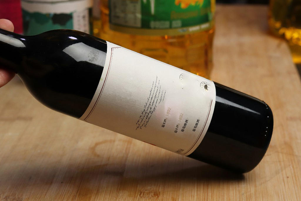 真假红酒的4大标识,怎样从瓶身鉴别红酒的好坏真假