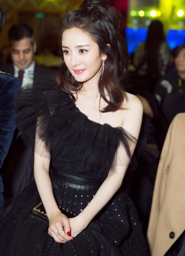 显脸小的半扎披肩发型,大脸女生适合扎怎样的半披发