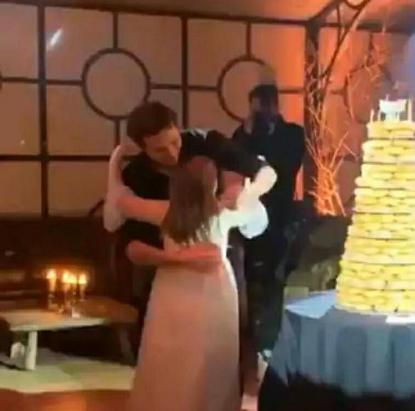 贝克汉姆为爱妻隆重庆生,贝克汉姆全家现身长子婚礼现场