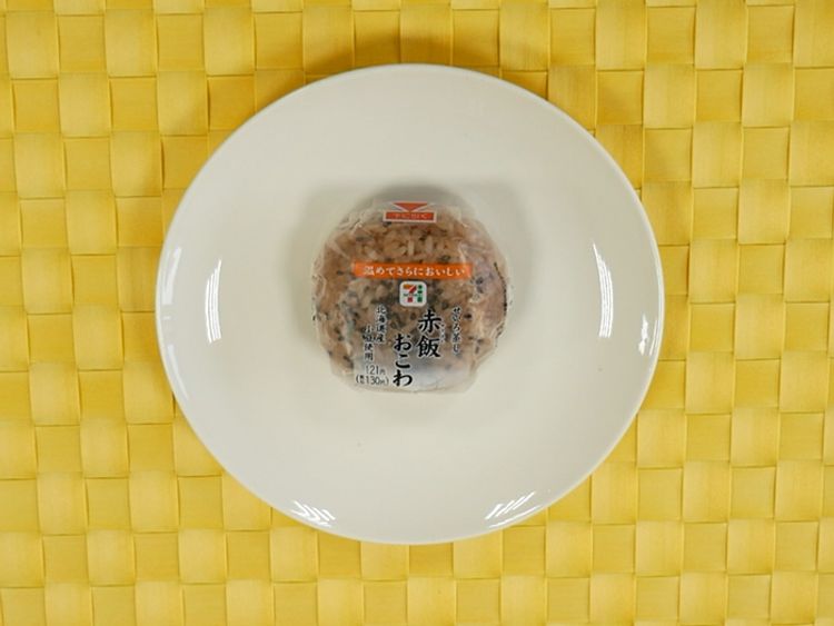 便利店的饭团怎么完整的取下来,便利店的那种饭团包装怎么打开