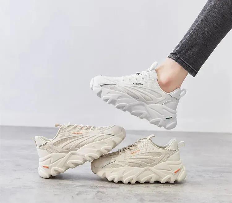 谁说小白鞋土这样穿又酷又美,2021流行的小白鞋显瘦又百搭