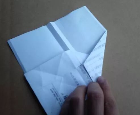 实际上可以飞超远的纸飞机,特别简单但是可以飞很远的纸飞机