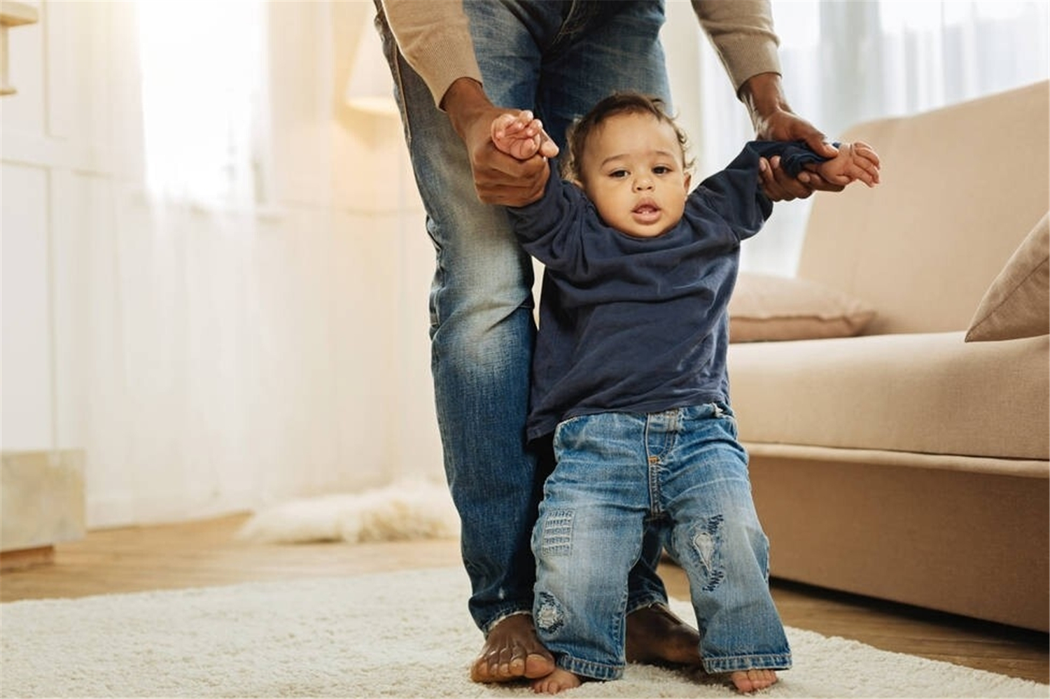 牵着宝宝的一只手学走路,牵着宝宝学走路的带子