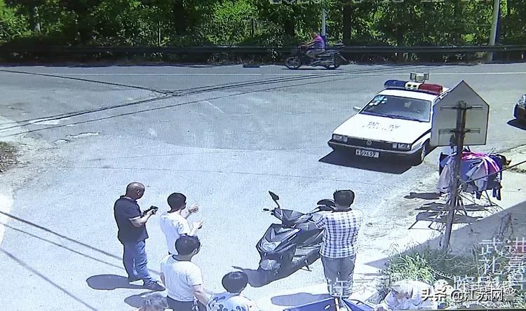 好心人扶起摔倒老人反被冤枉,一老人摔倒路人主动上前扶起