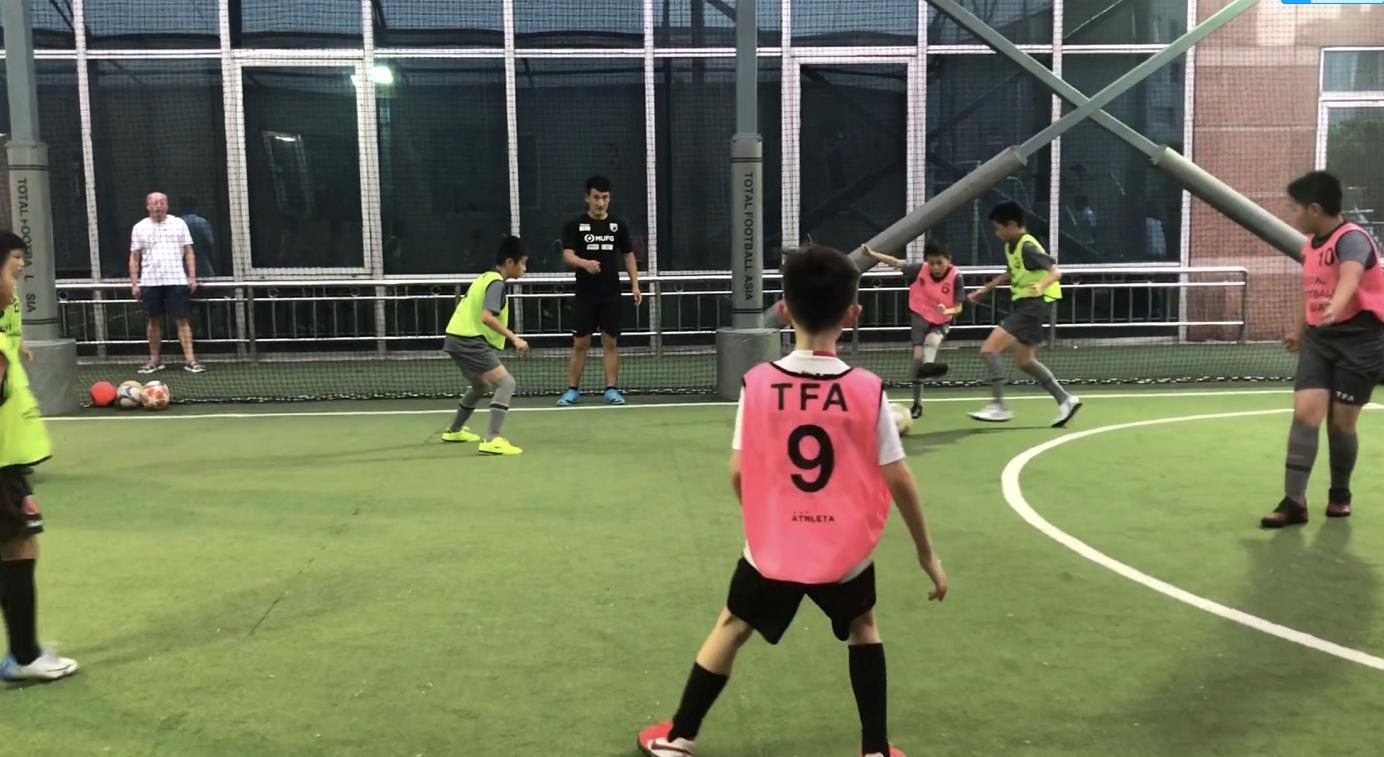 日本教练教孩子传球,日本教练执教中国u15