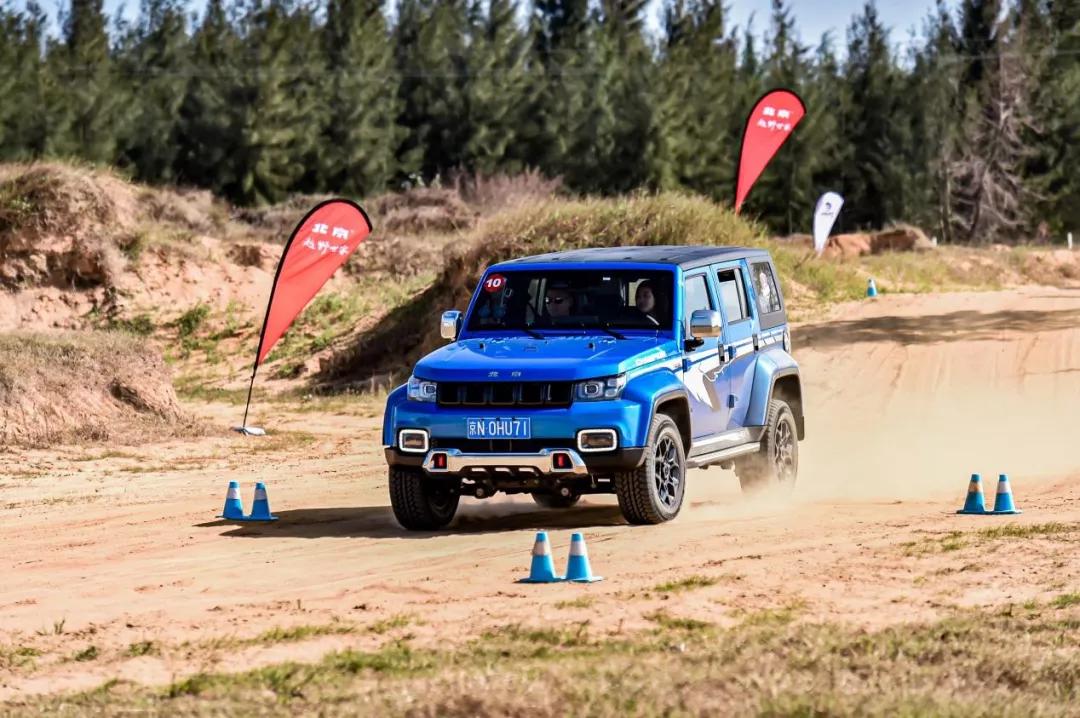 破圈成功助飞“胖五”，《战狼2》中最出色的车，原来是它