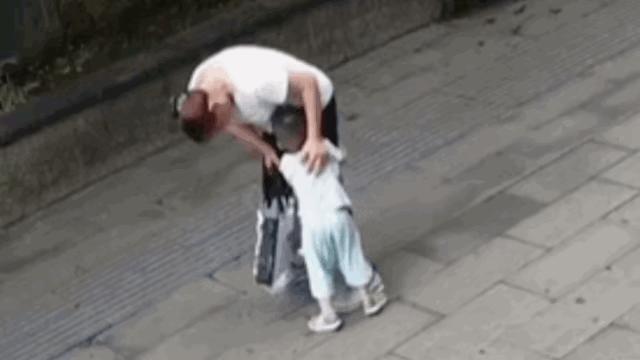 男童喉咙卡异物邻居施救,孩子遭异物卡喉医生15秒救回