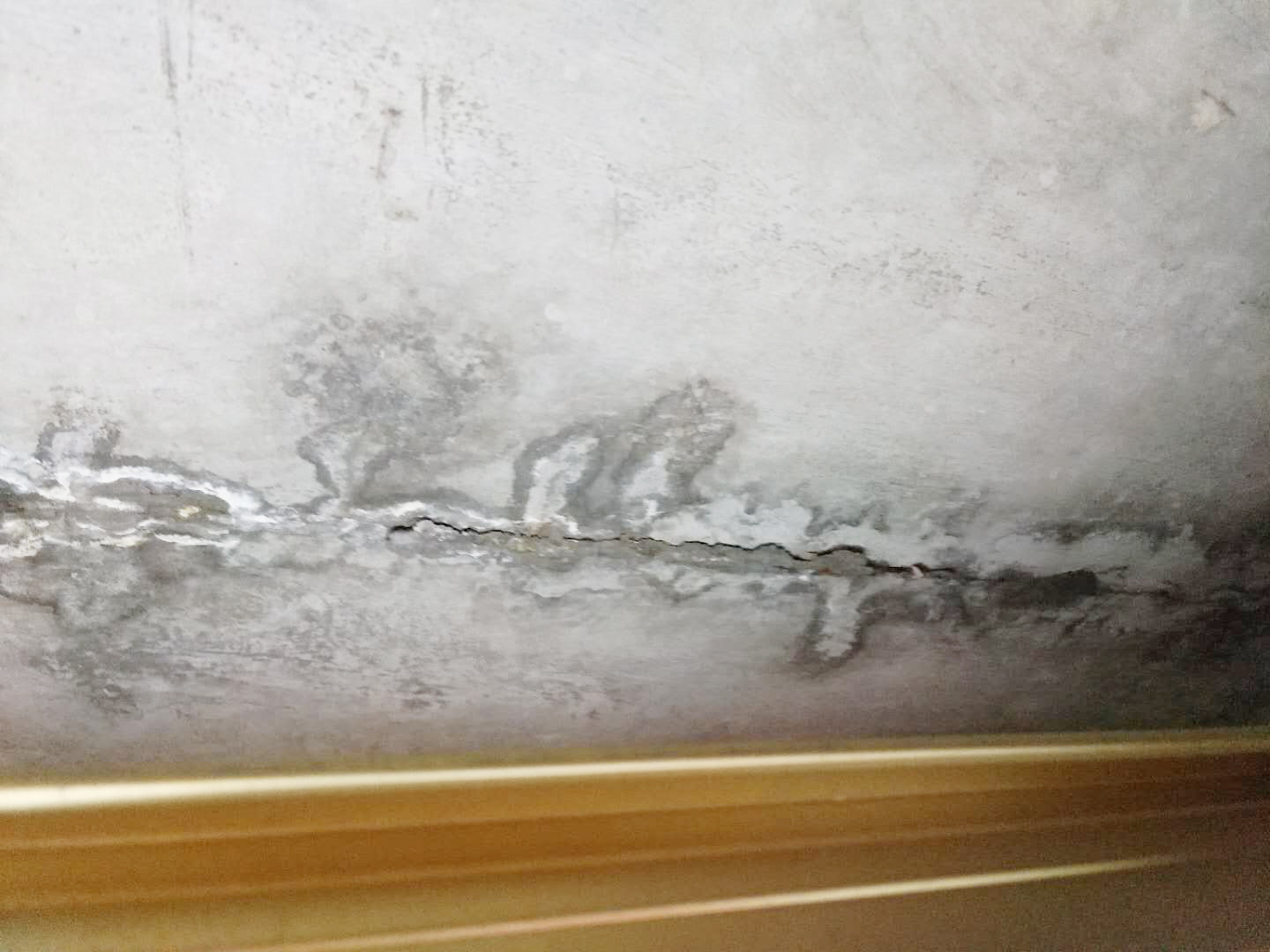 厕所漏水到外墙怎么处理,厕所漏水到楼下应该怎么解决