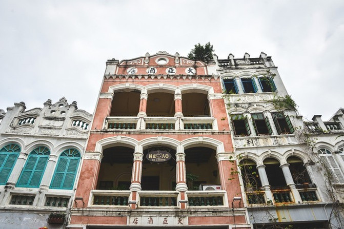 在这个阳光明媚的春季,在这个阳光灿烂的日子里