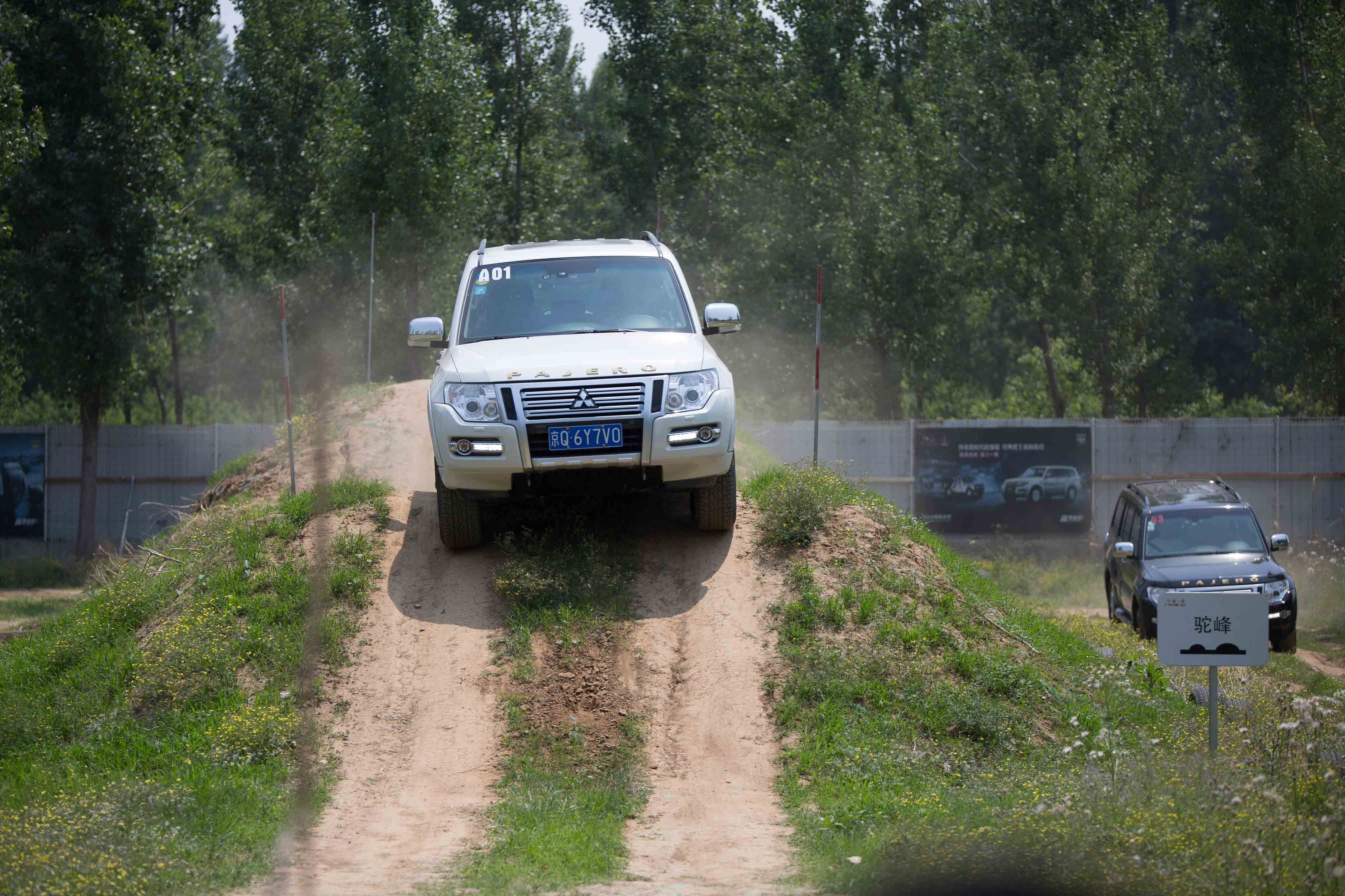 越野性能不输普拉多,帕杰罗和普拉多越野对比
