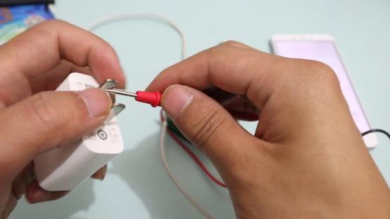 正确使用万用表工具的安全视频,使用万用表防止触电