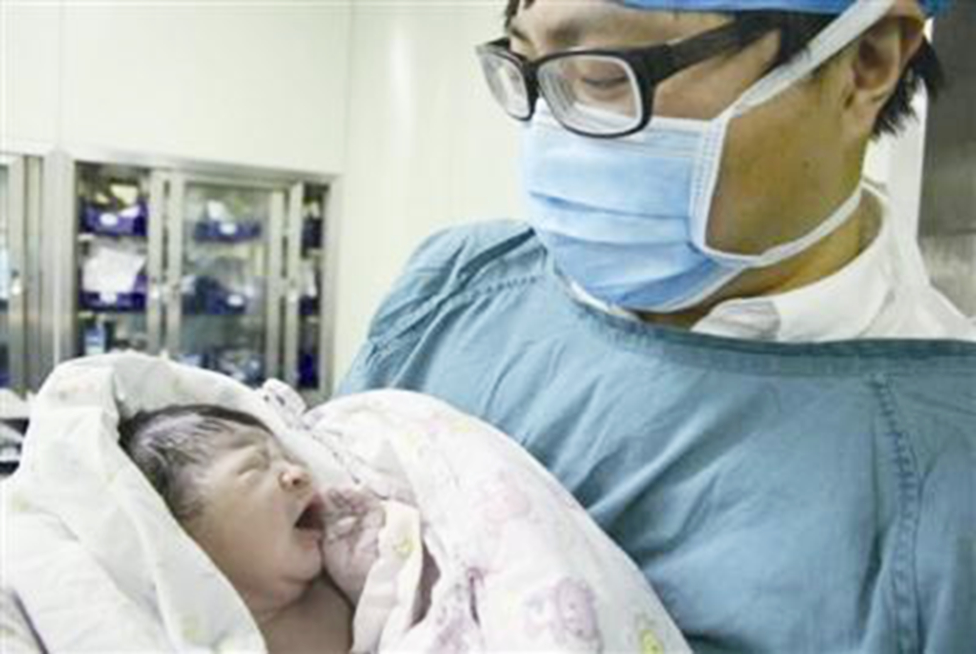 宝宝头上斑秃是什么原因造成的,是不是每个宝宝都秃顶