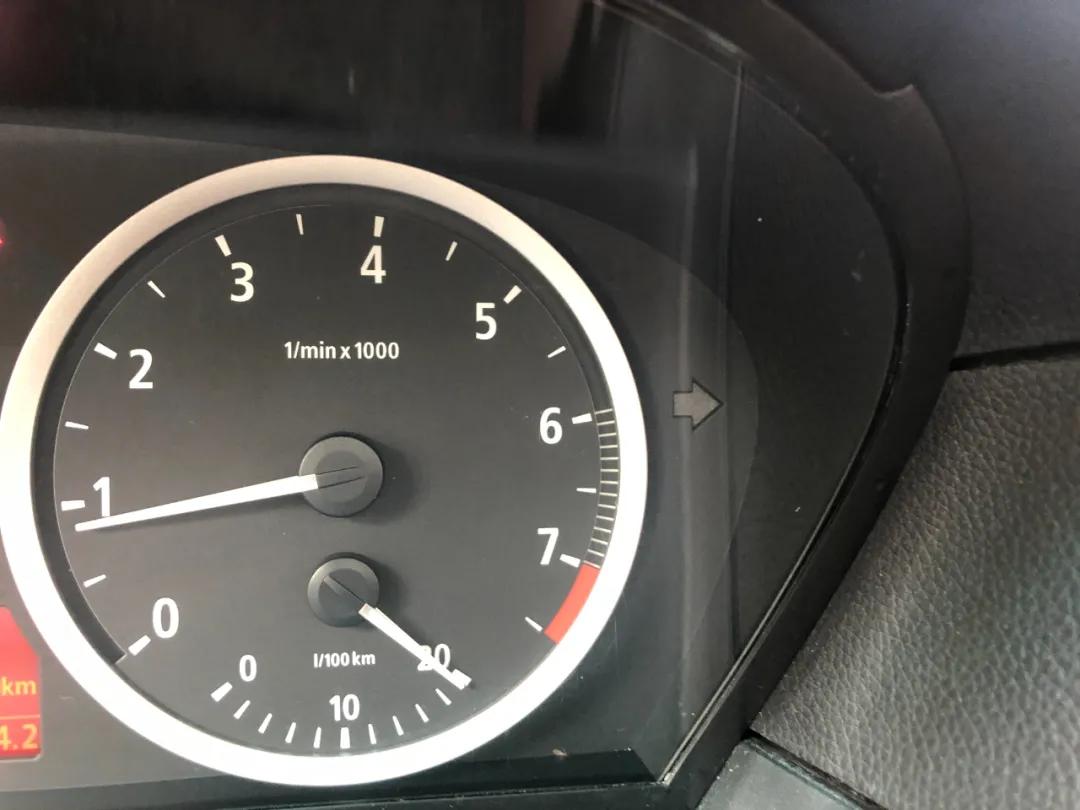 我，月薪2300，买了一辆巴伐利亚味的行政级轿车