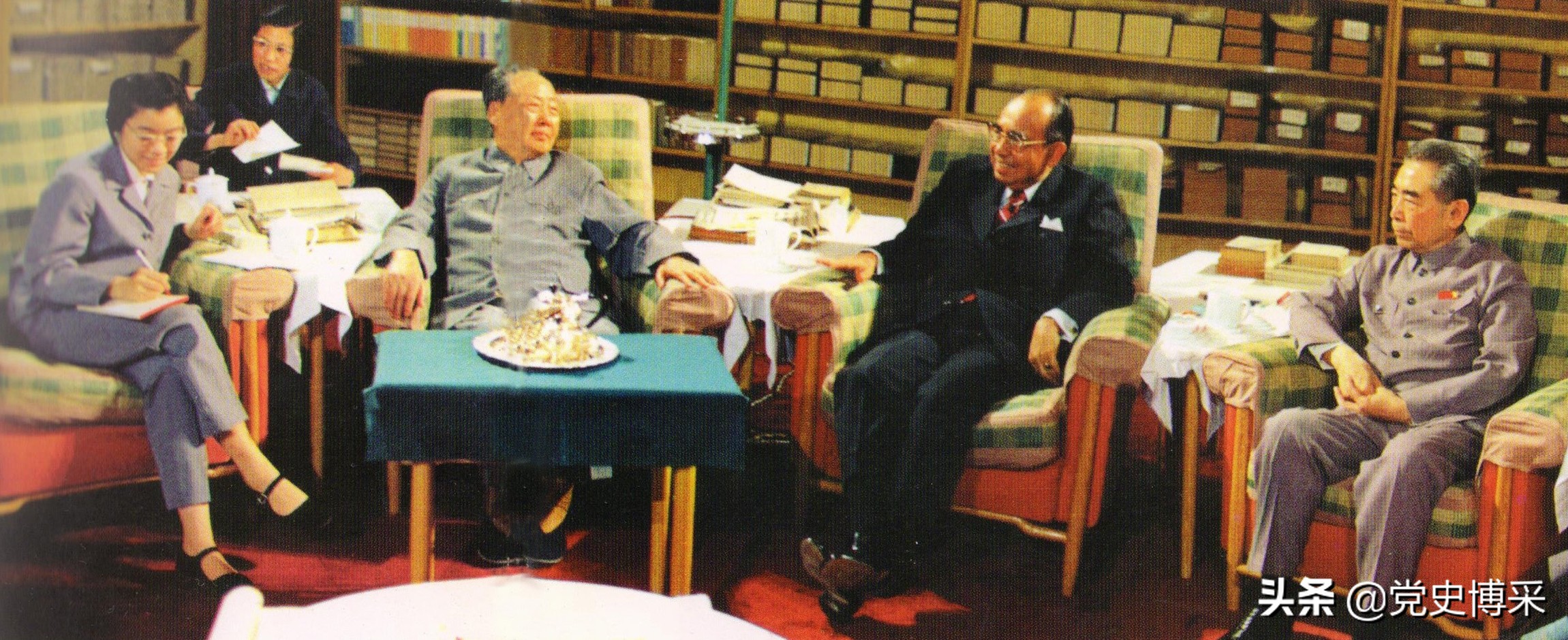 重病后的周恩来与*剑英叶**，每次手术*剑英叶**都守候在手术室旁