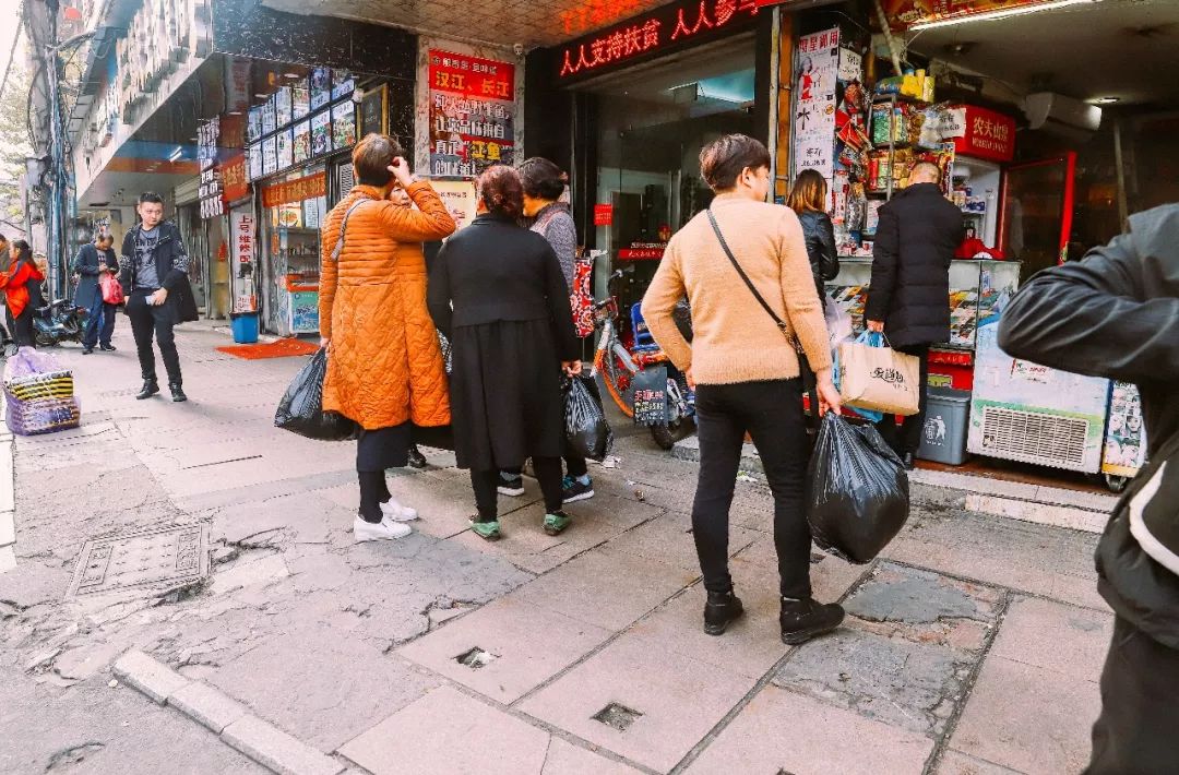 穿梭60年,武汉公交无轨电车1路