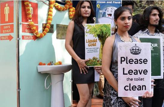 作为一个女人，我试了试站着小便|从印度女性卫生产品说开去