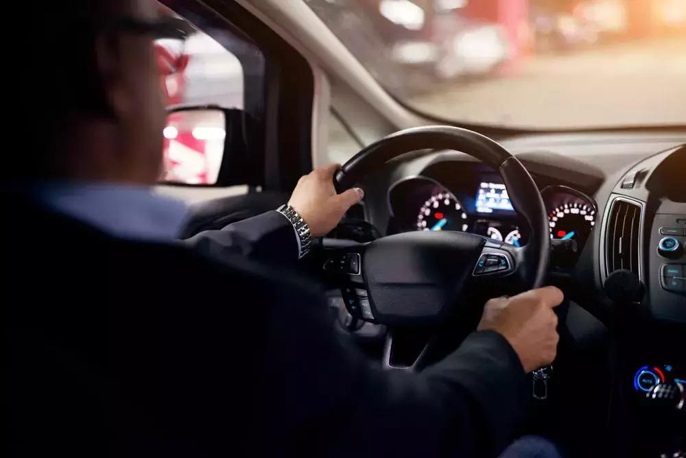 油表亮红灯的正确方法,油表报警怎么开最省油