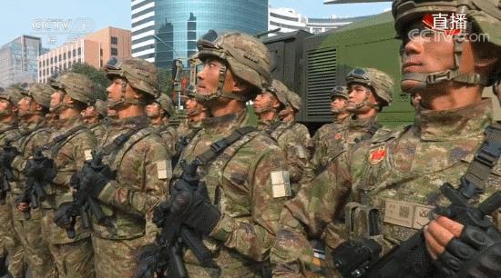 八路军穿上鬼子的防化服骗过鬼子,八路军穿着日本军装骗过鬼子