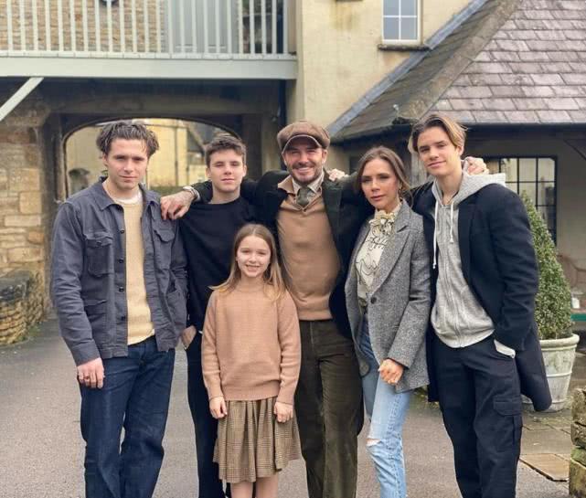 贝克汉姆光头滑跪庆祝,贝克汉姆剃光头后进球