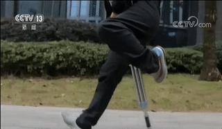 独腿小哥送外卖视频,独腿小哥拄拐坚持送外卖