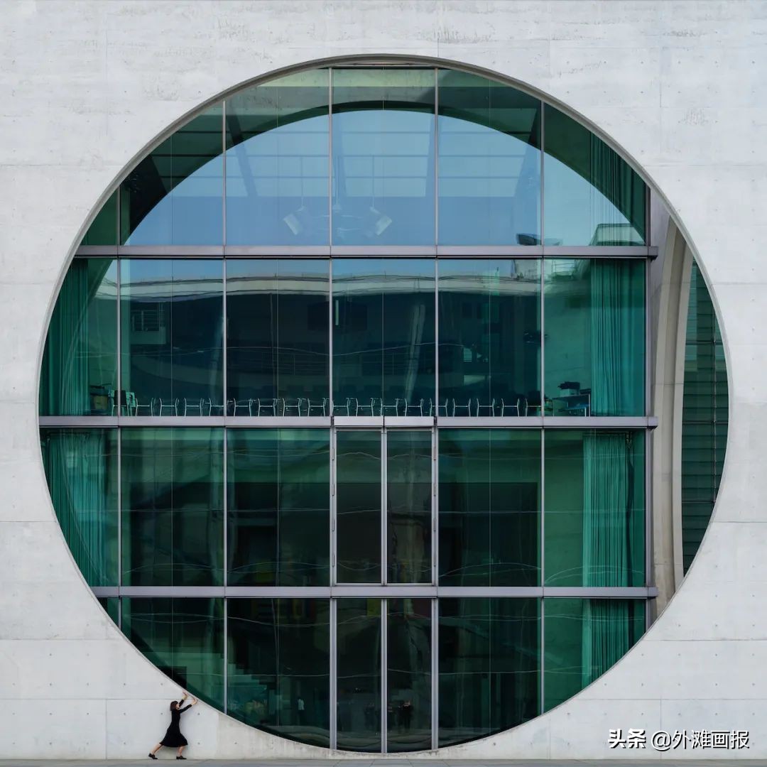 情侣旅行拍照片怎么拍出高级感,很火的一对情侣拍照很有技巧