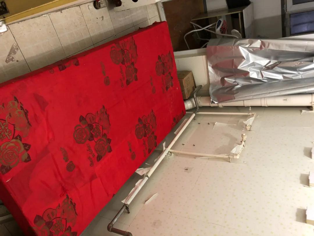 住卫生间的北漂小哥,北漂住隔断房