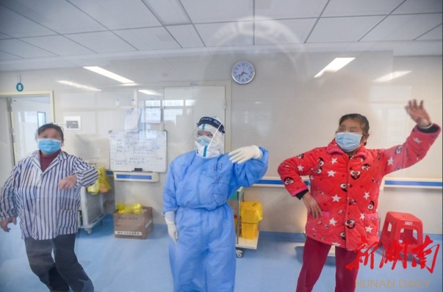 直击黄冈丨喝着“有一点点苦”的中药，“丫丫”痊愈了