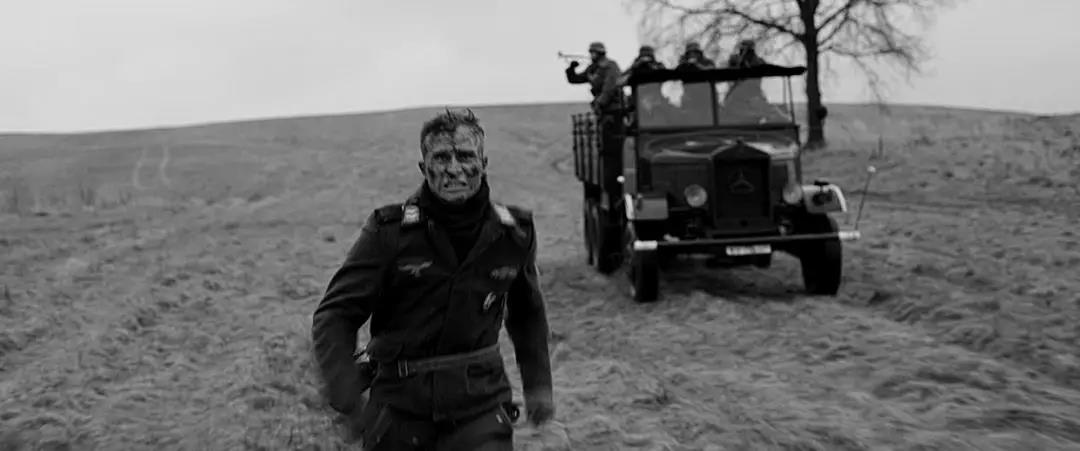 《冒牌上尉》：19岁少年逃兵的刽子手生涯，极权主义下的人性拷问