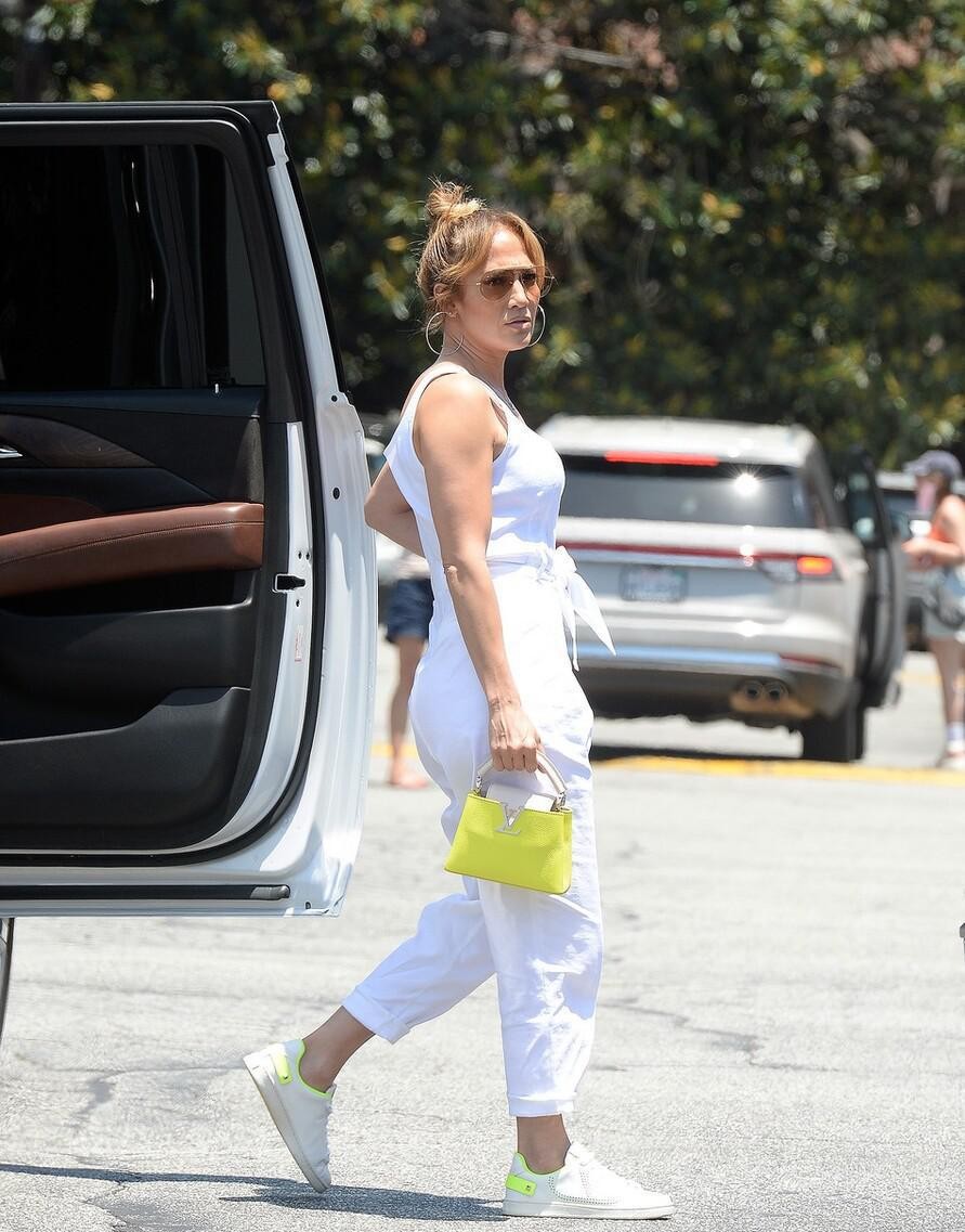 詹妮弗洛佩兹inthemorningmv,詹妮弗洛佩兹身穿蓝色运动套装