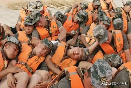 用卡车堵河堤缺口,用卡车堵洪水卡车找到了吗