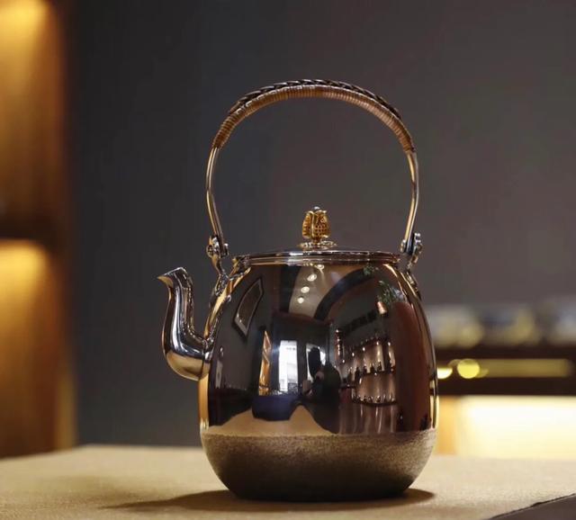 银壶银杯煮茶喝茶好吗,泡茶为什么用银壶煮水比较好