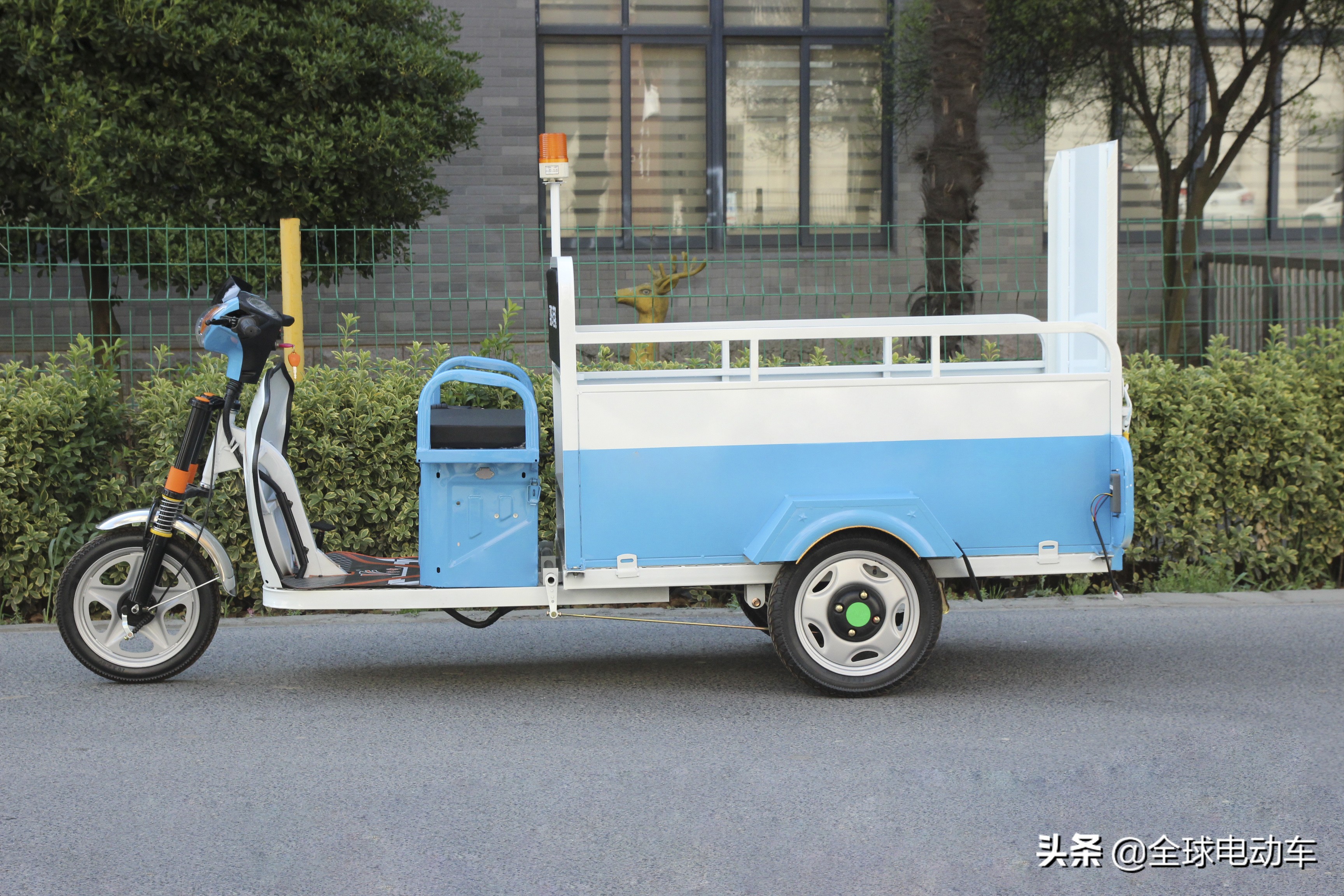 车胎被钉子扎补胎还是换胎,车轮胎扎破了补胎多少钱