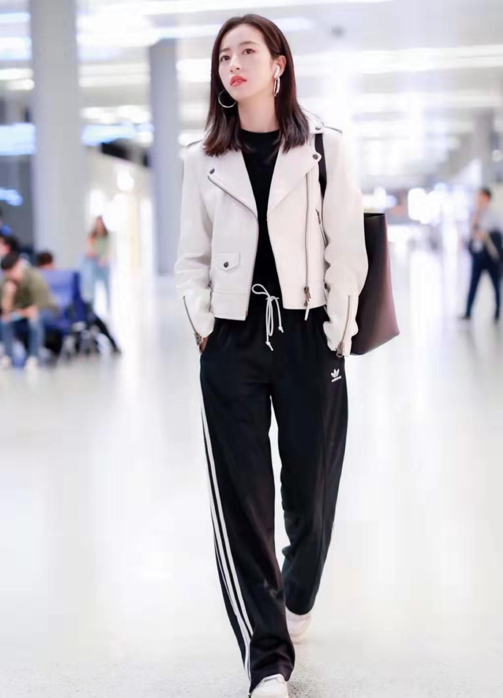 周雨彤太会穿了，白色的皮衣+运动裤，从头到脚真得很时尚