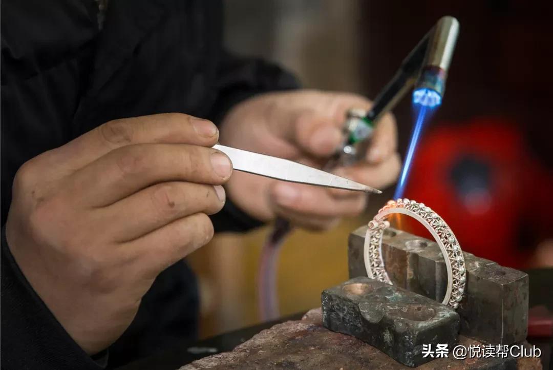 安顺风物|用一锤一凿守护一门手艺：安顺九龙屯的“银匠世家”