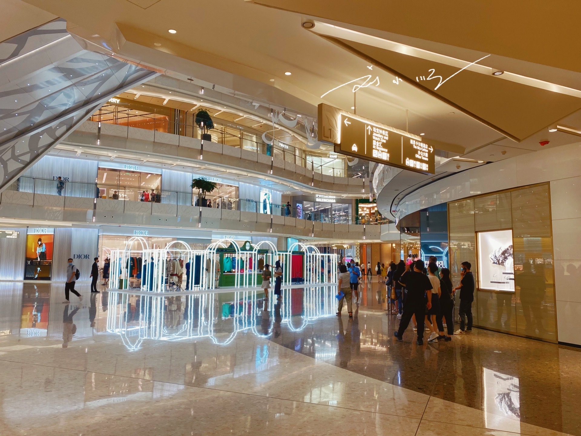 上海东方明珠塔周围哪个商场最大,上海魔都最大的商场