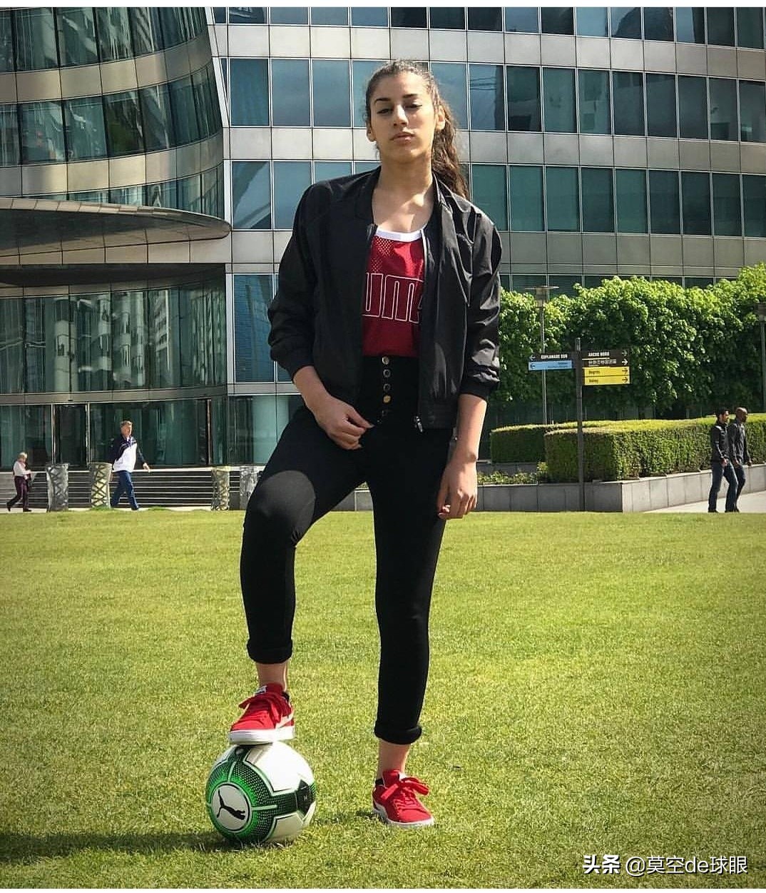 热爱足球的姐妹们最帅气,迟到的说一声,祝所有女球迷节日快乐!