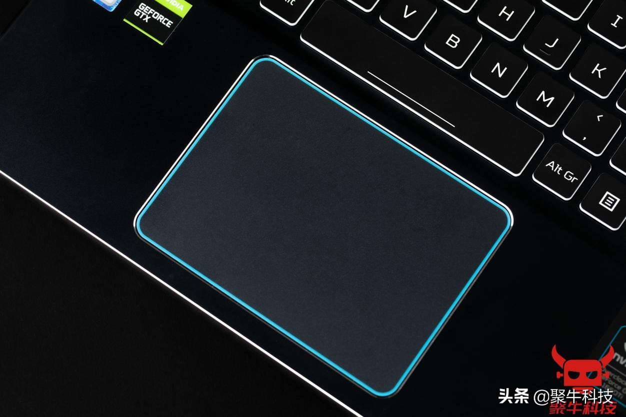 17.3寸掠夺者战斧300评测,无短板游戏本推荐