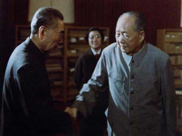 毛主席逝世揭秘：上将拿枪进入灵堂、外国政要悲伤、世界都在哀痛