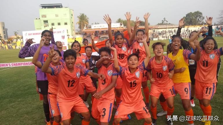 赞美抗击疫情中的巾帼逆行者,抗击疫情敬佩英雄