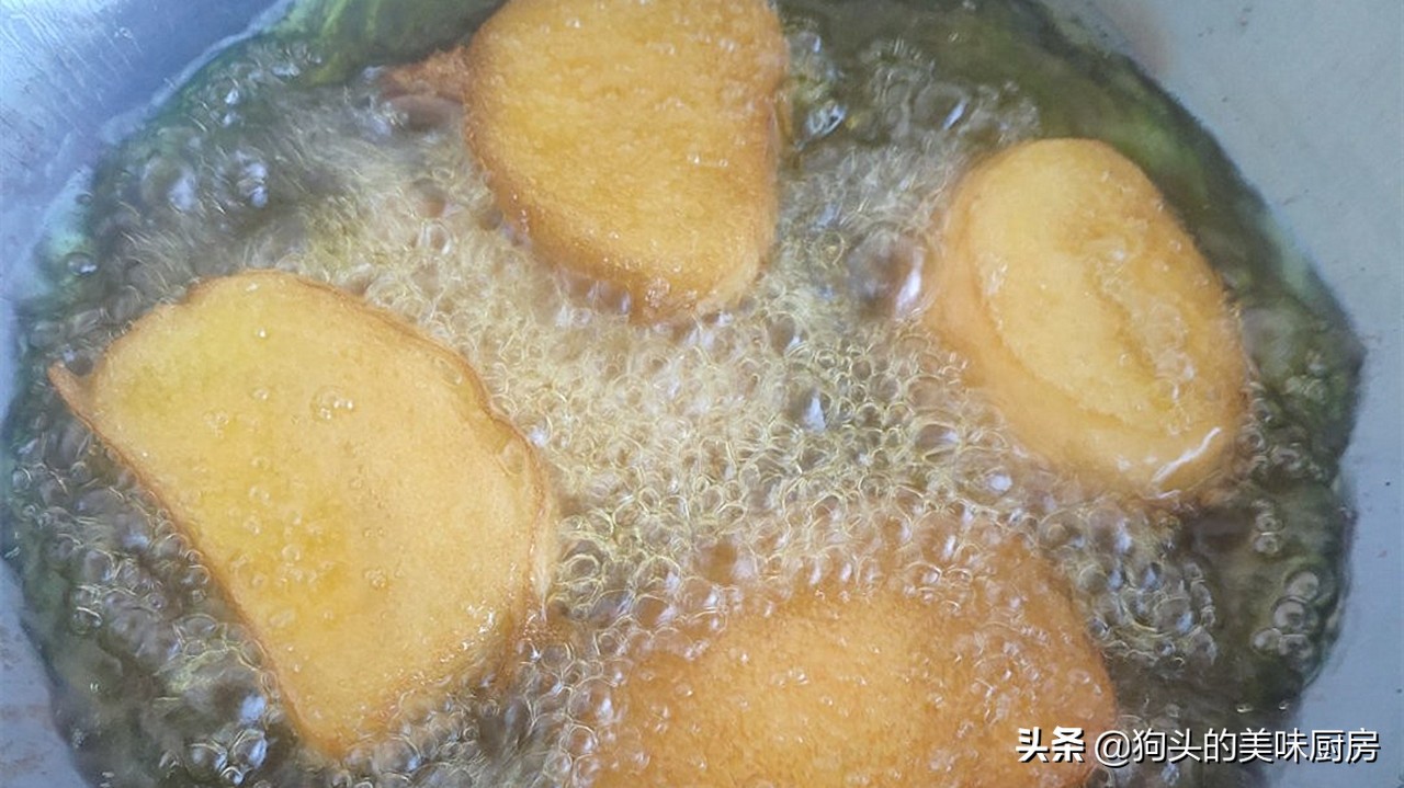 空气炸锅炸馒头片沾水做法,馒头切成小块裹上蛋液的做法