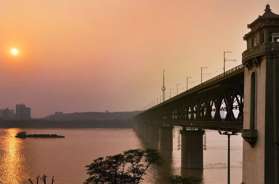 毛主席畅游长江后写下一首词，不仅用典精湛，词意也行云流水