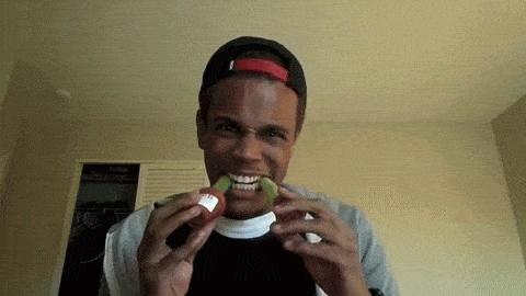 家里阳台上全是花草,家里阳台上的绿植